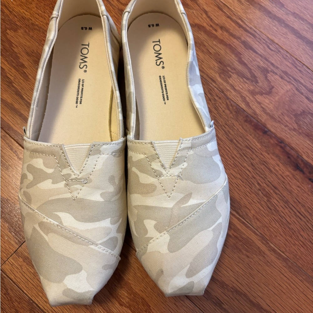 TOMS Women's Beige Camouflage Flats